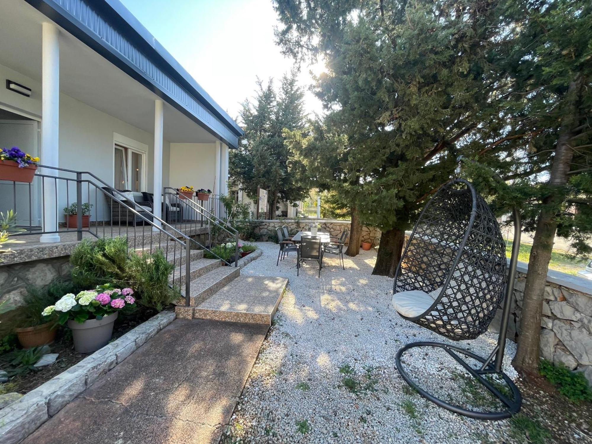 Lola - Large Outdoor Area Starigrad Paklenica