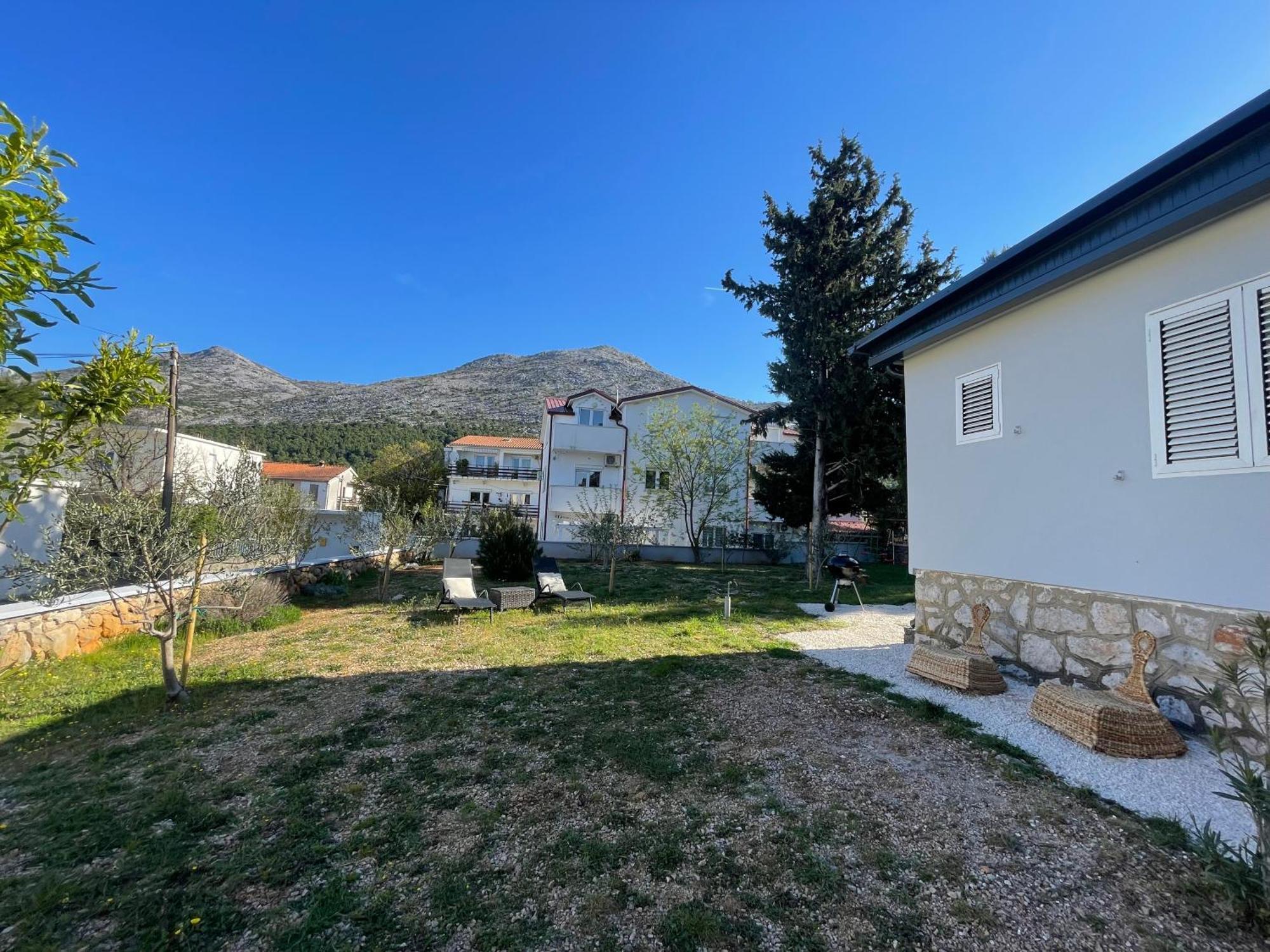Lola - Large Outdoor Area