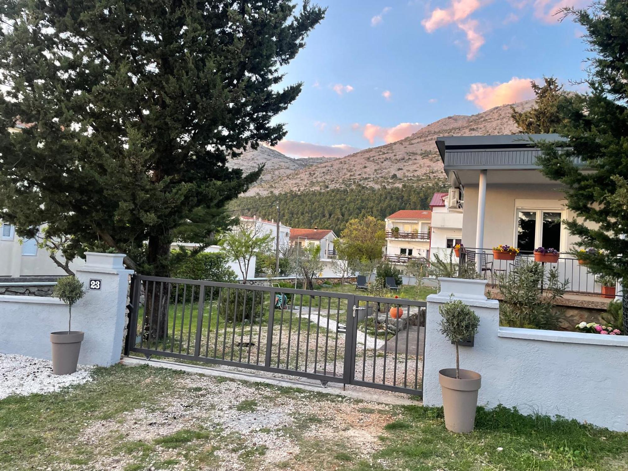 Lola - Large Outdoor Area * Starigrad Paklenica