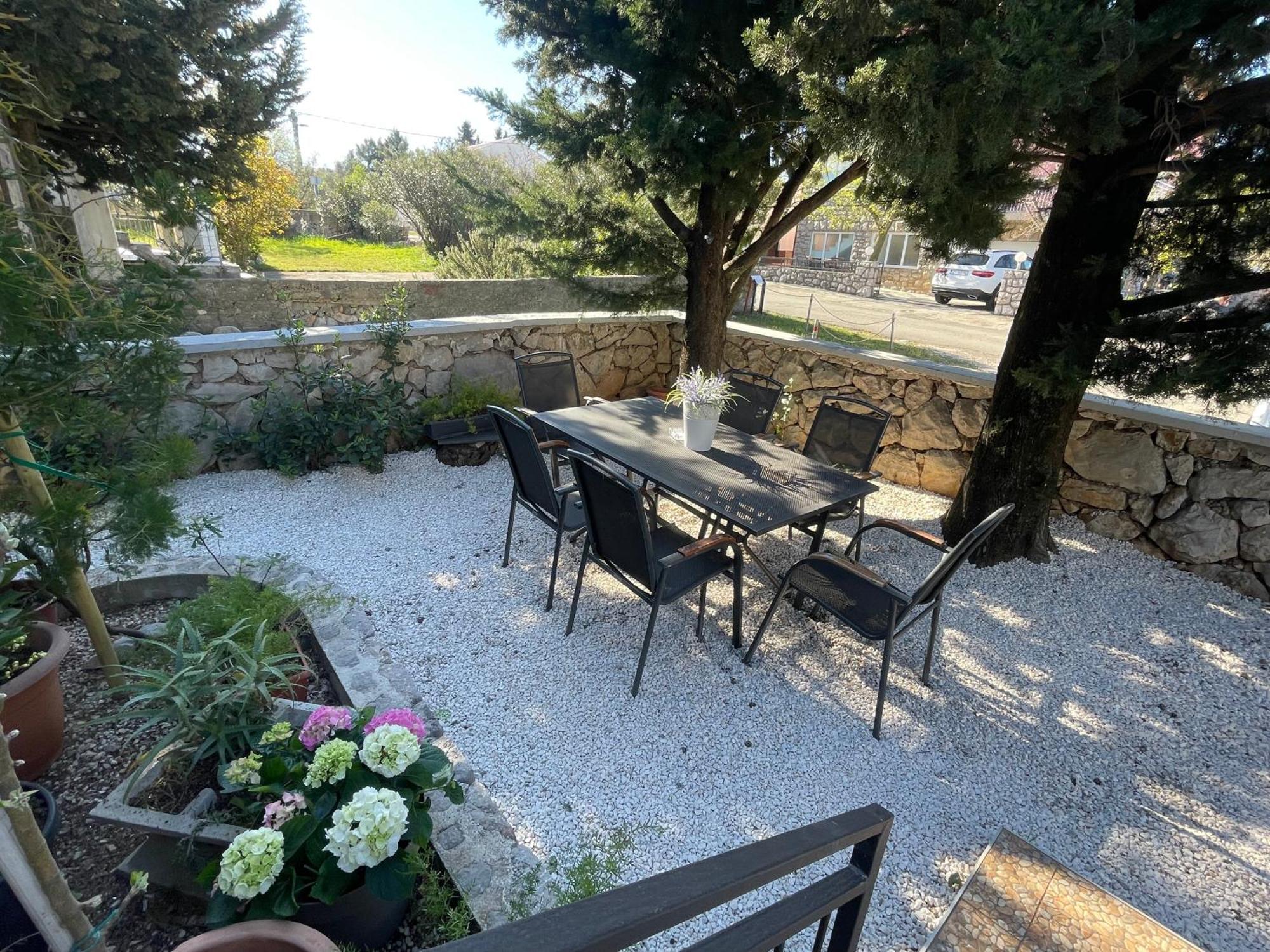 Lola - Large Outdoor Area