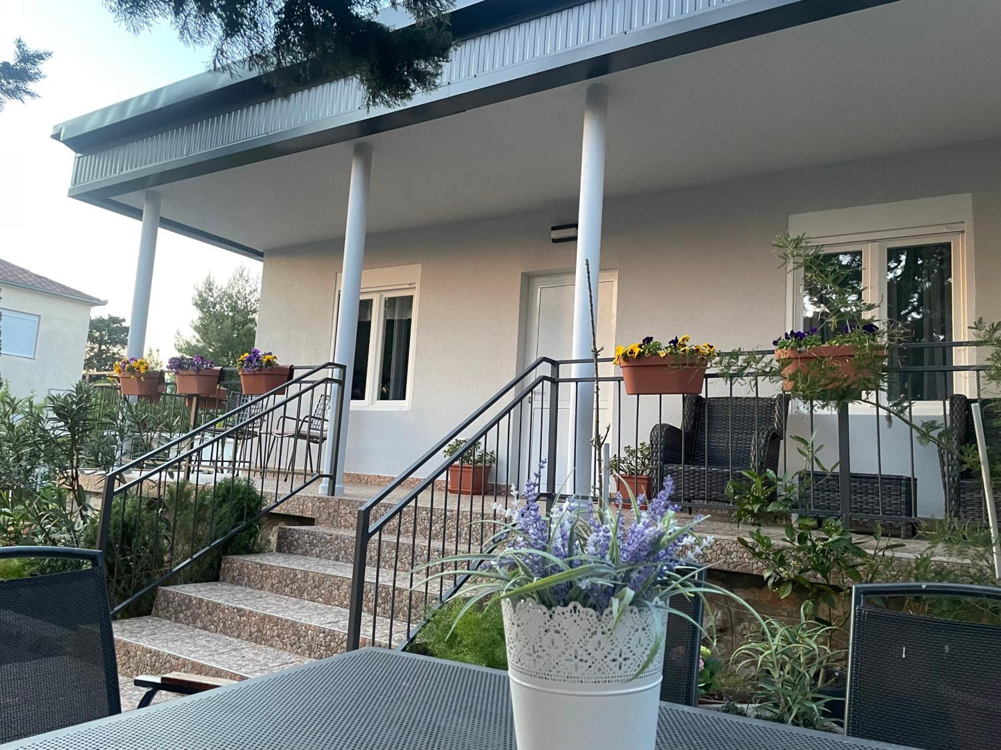 Lola - Large Outdoor Area * Starigrad Paklenica