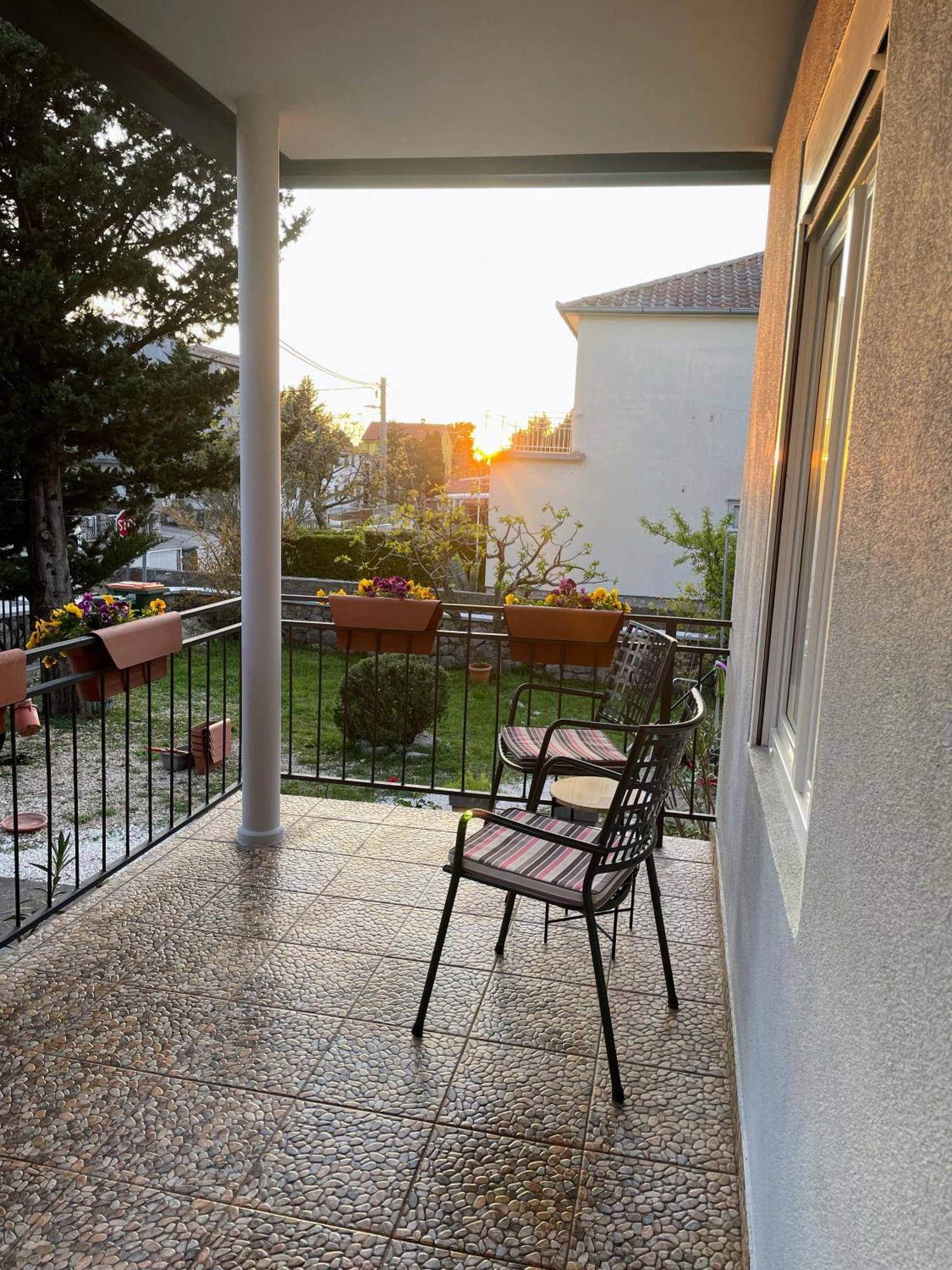 Lola - Large Outdoor Area Starigrad Paklenica